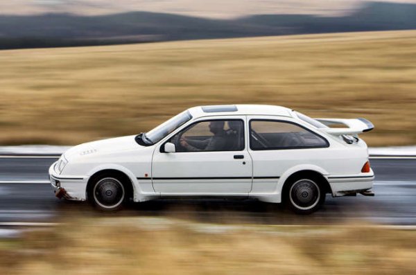 Sapphire Cosworth със задно предаване всъщност щеше да е малко по-приятен за шофиране, ако не бяха крилата. Състезателна кола за пътя в най-истинския смисъл на думата. Толкова добра за шофиране, колкото предполага цената.